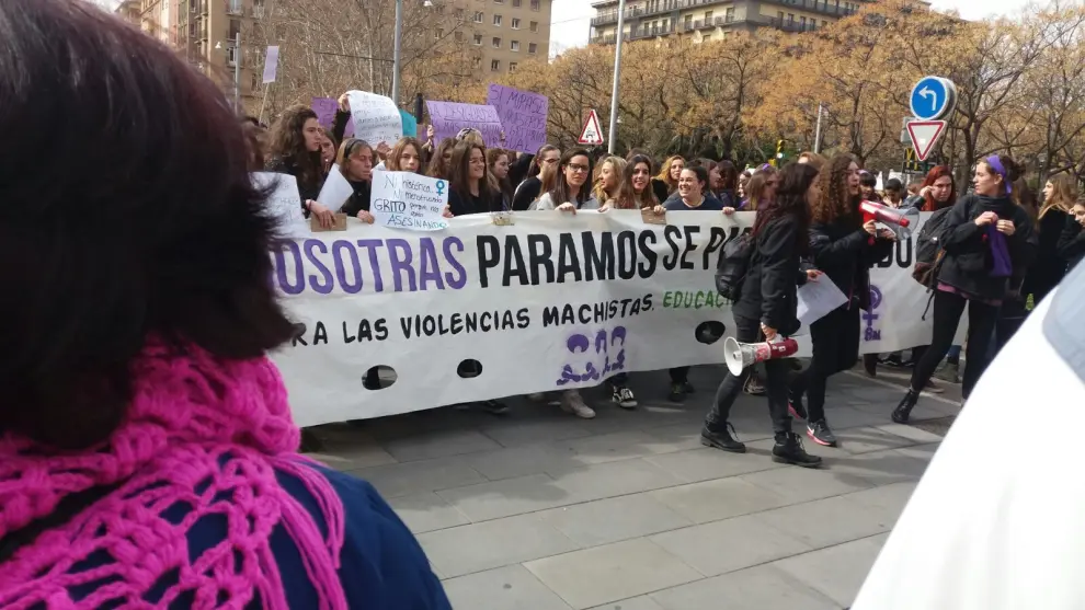 Arranca la manifestación de la huelga feminista del 8M desde la Universidad de Zaragoza.