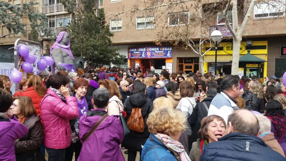 Punto de encuentro de la huelga feminista en el barrio de Torrero.