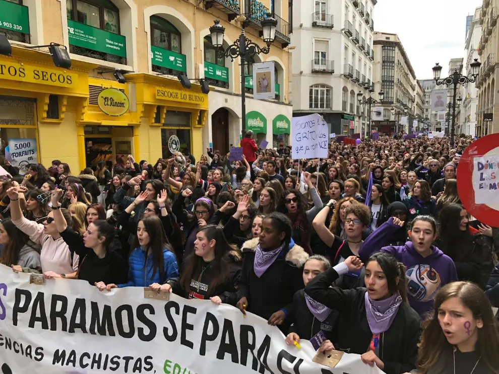 Las manifestantes se acercan por la calle Alfonso a su destino: la plaza del Pilar. 