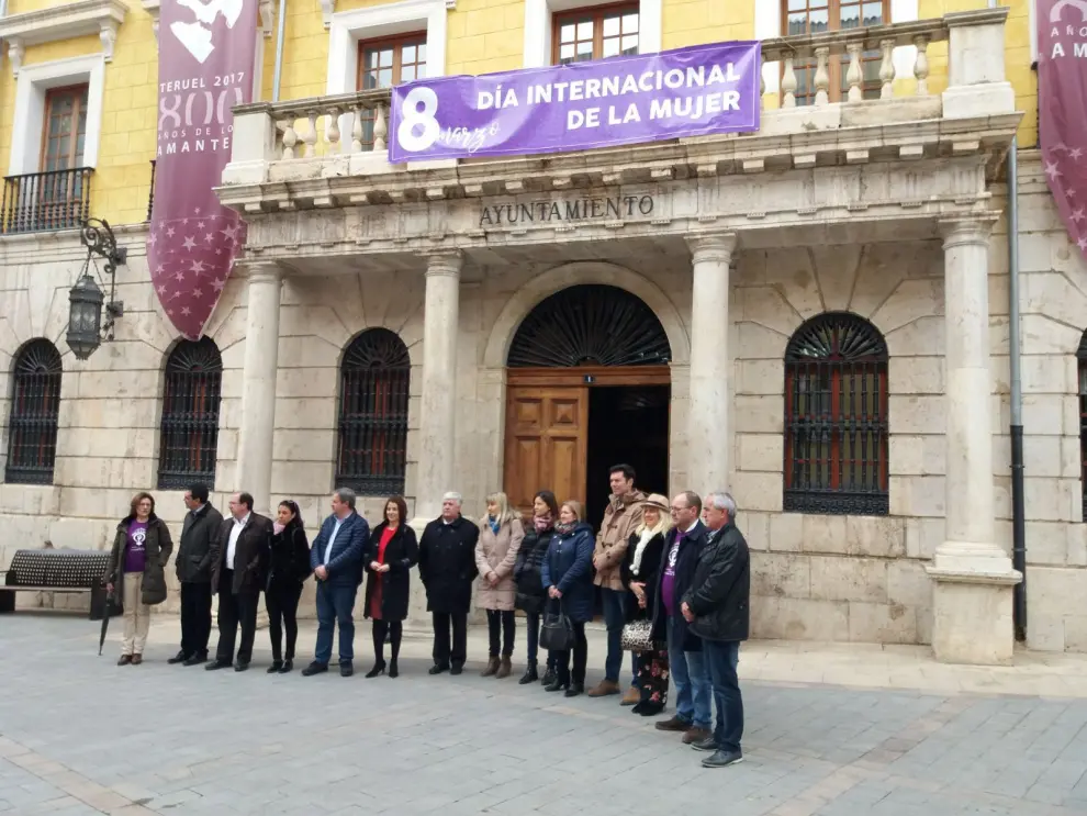 Concentración institucional ante el Ayuntamiento de Teruel por el Día de la Mujer.  