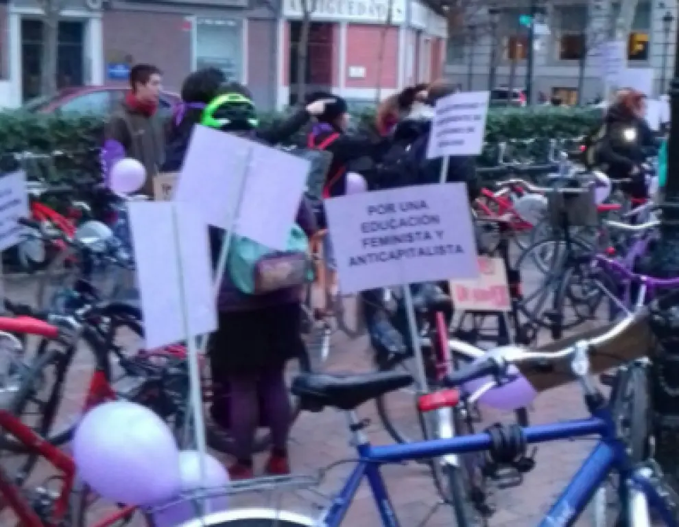 Sobre las 7.00 , se ha preparado un bicipiquete que partirá desde la plaza de los Sitios para informar de las reivindicaciones y exigencias de la huelga feminista.