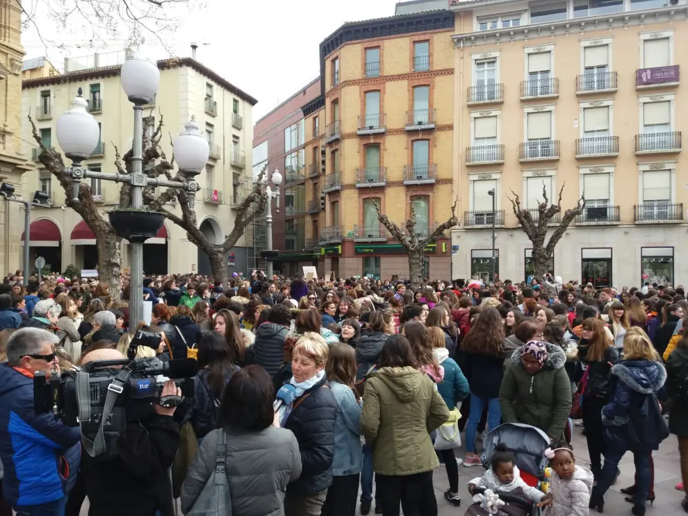 Cadena de mujeres entre Corres y la plaza de Navarra, en Huesca