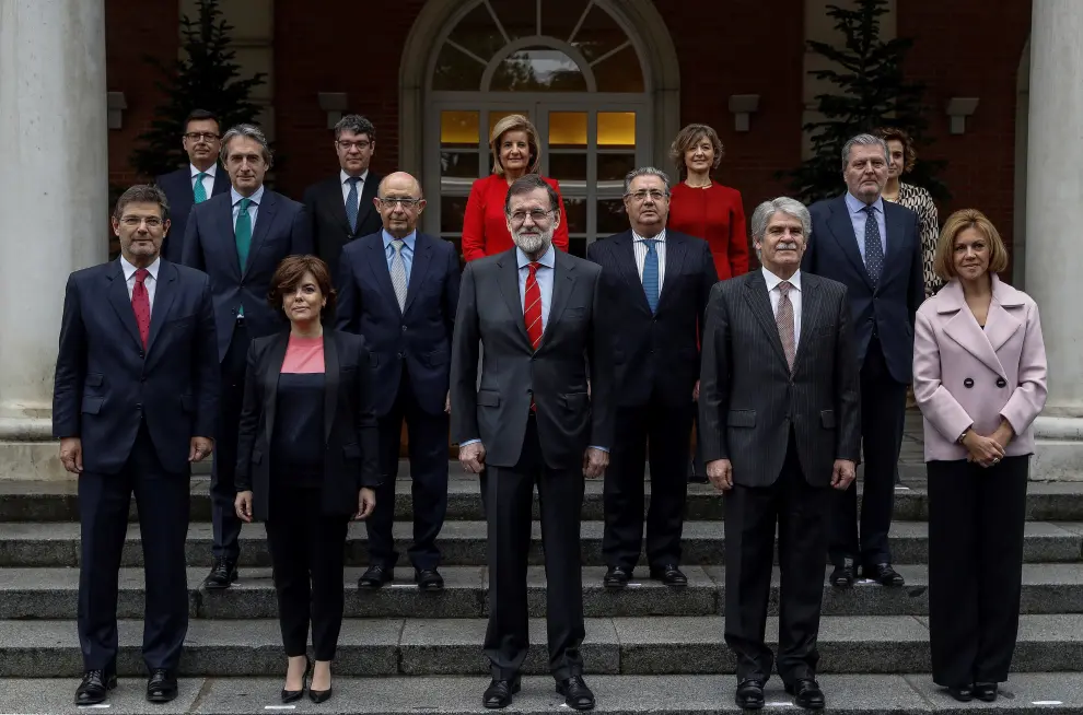Román Escolano, arriba a la izquierda, posa en la foto oficial del Gobierno tras su incorporación al equipo de Rajoy.