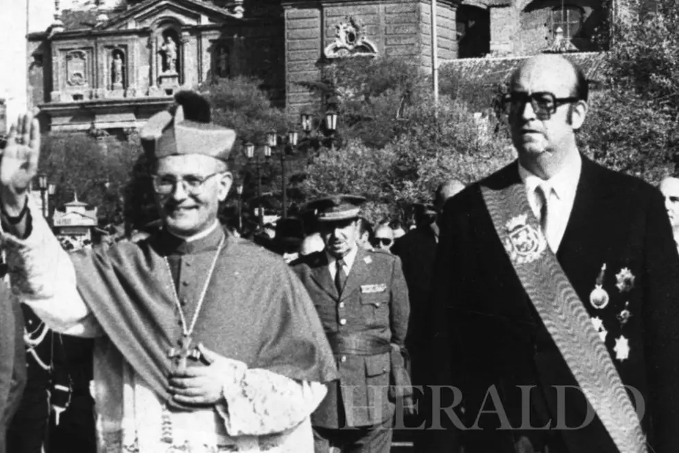 Entrada oficial en la ciudad de Zaragoza de monseñor Elías Yanes como nuevo arzobispo de Zaragoza, el 11 de julio de 1977. En la foto, acompañado por el entonces alcalde don Manuel Merino. Elías Yanes, falleció el pasado 9 de marzo de 2018.