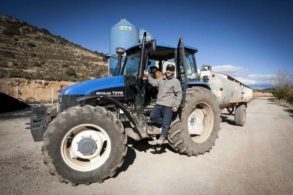 Alejandro Latorre, ganadero y agricultor, en su tractor.