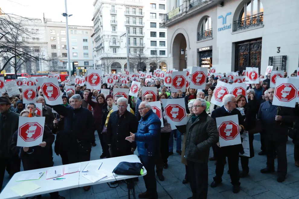 Concentración en Zaragoza de rechazo a los impuestos de sucesiones, donaciones y de plusvalía de Aragón
