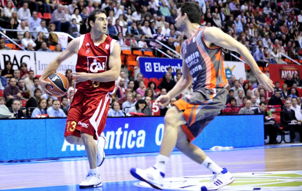 El debut en la ACB. Paolo Quinteros, que anotó 28 puntos, defendido por Rafa Martínez, del Valencia. 10.300 personas presenciaron la vuelta del baloncesto de élite a Zaragoza.