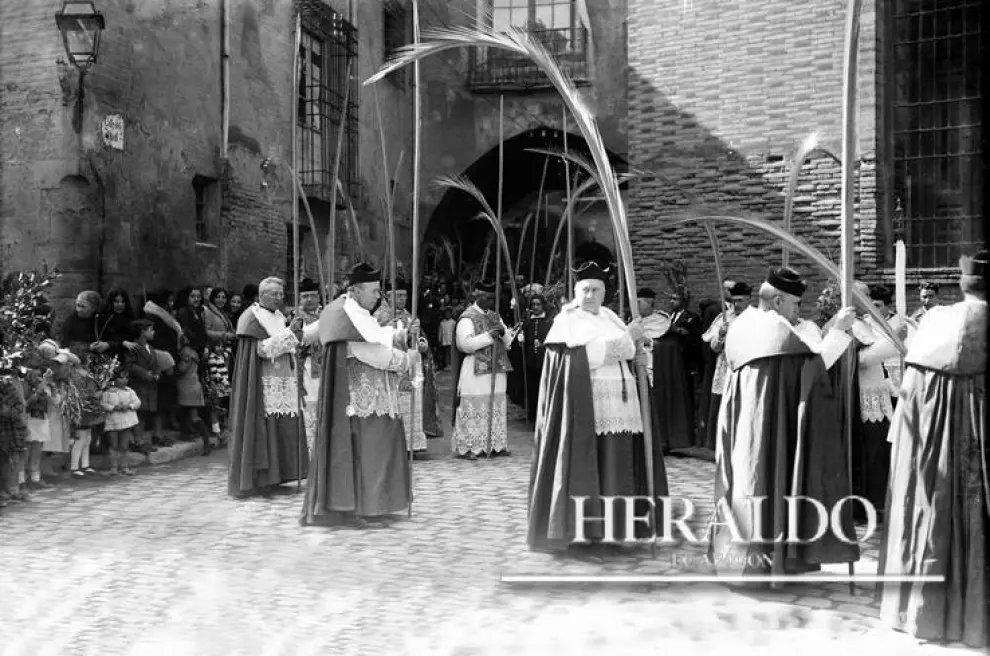 La procesión de las Palmas del Domingo de Ramos desfilando por el Arco de Dean en Zaragoza, el 29 de marzo de 1931.
