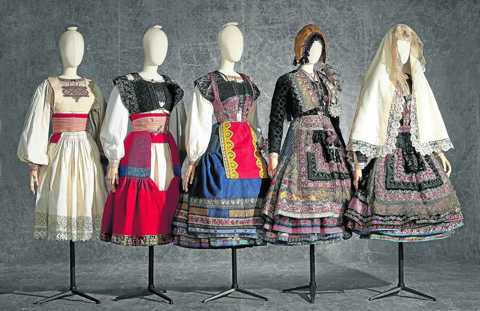 Las diversas capas del traje de jemellera de Lagartera, en Toledo (1819-1925). Manuel Outumuro