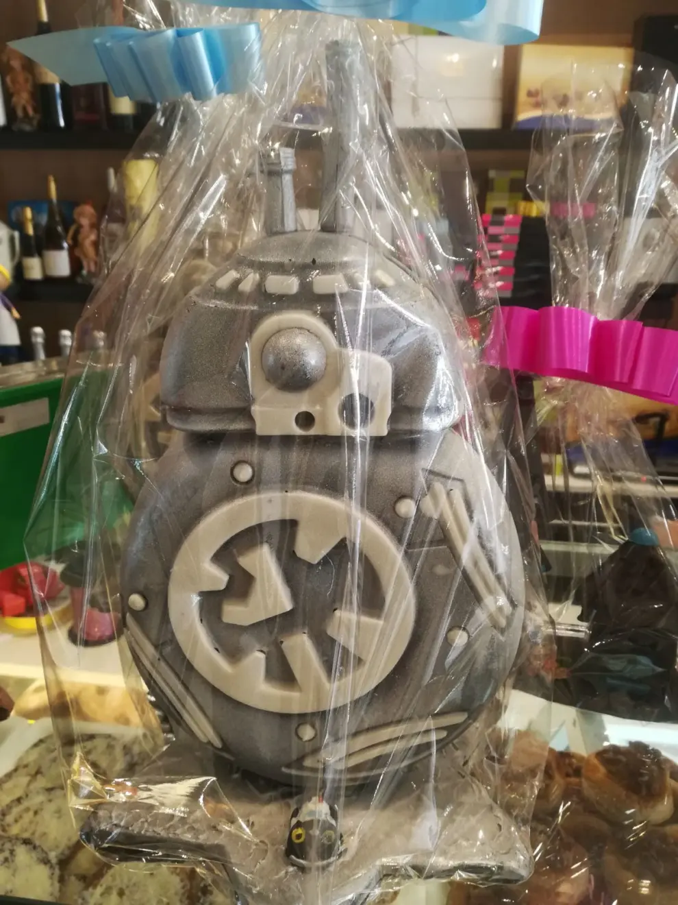 Figura de BB-8 de chocolate, de pastelería Sorroche.