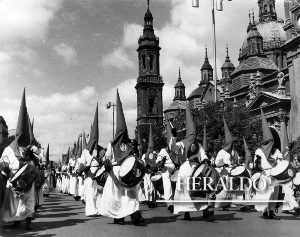 Procesión de las Siete Palabras en la mañana del Viernes Santo de la Cofradía de las Siete Palabras y de San Juan Evangelista pasando por la plaza del Pilar de Zaragoza en los años 70.