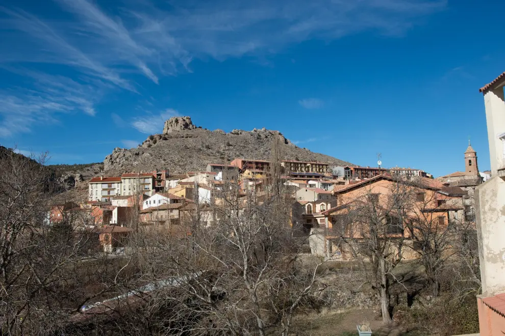 Panorámica de Camarena con los restos del castillo musulmán en la cima del montículo.