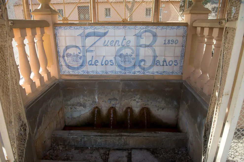 Fuente de Los Baños, enmarcada en el balneario.