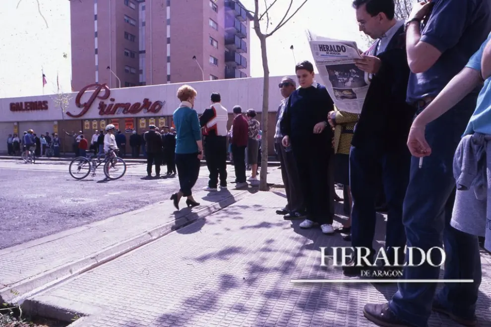 Al día siguiente los ciudadanos mostraron su dolor en el lugar del atentado de los Grapo en la calle Madres de la Plaza de Mayo de Zaragoza. En la imagen, un señor leyendo toda la información del atentado en HERALDO DE ARAGÓN.