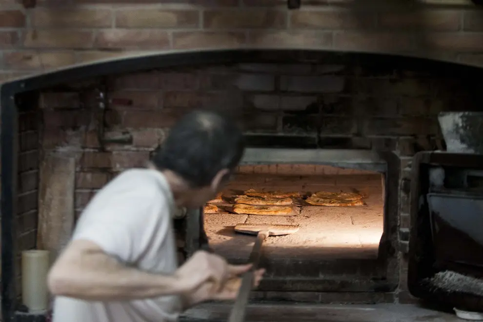 Gerardo Negre, panadero, trabajando en su horno.