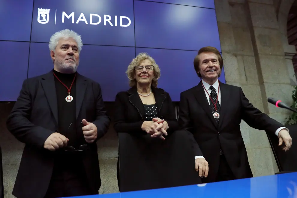 Almodóvar y Raphael, hijos adoptivos de Madrid, con la alcaldesa Manuela Carmena