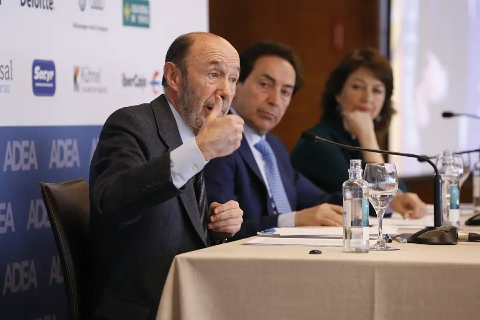 Alfredo Pérez Rubalcaba, en su intervención en Zaragoza en el foro de la Asociación de Directivos y Ejecutivos de Aragón, este jueves.