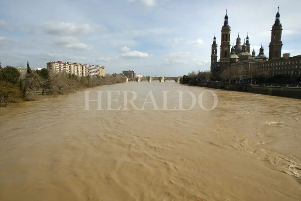 Crecida del Ebro a su paso por Zaragoza en marzo de 2003.