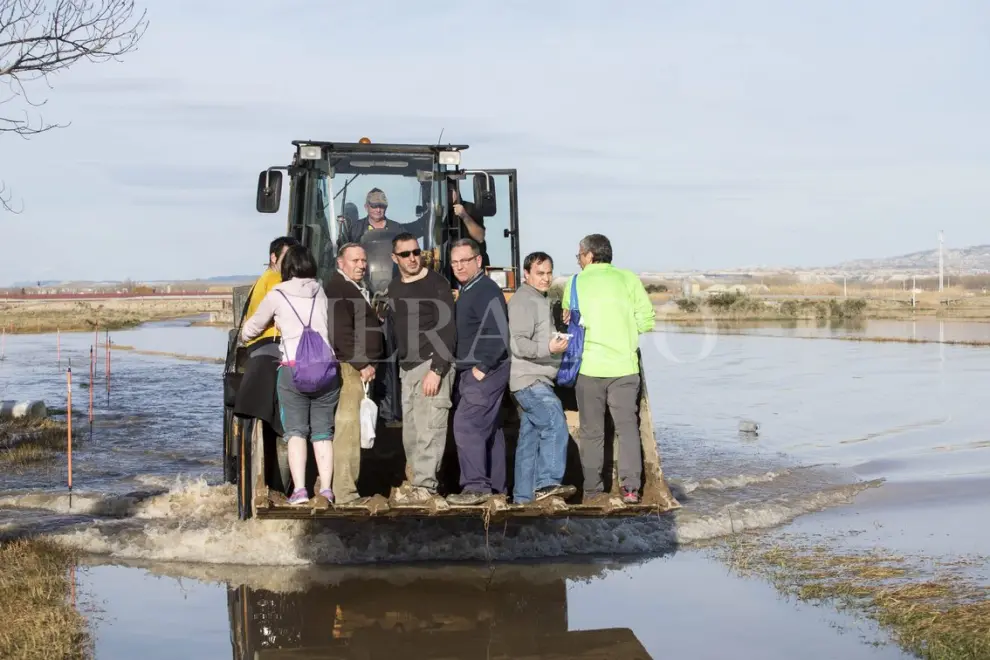 Crecida del Ebro en 2015. Vecinos de Boquiñeni se suben a un tractor para que los lleven al municipio para ver sus casas.