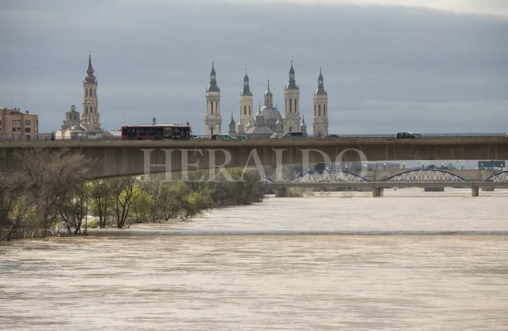 Crecida del Ebro a su paso por Zaragoza en marzo de 2015.