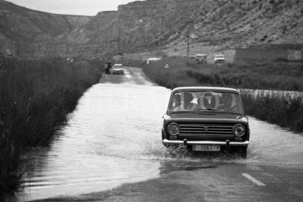 Crecida del Ebro en 1978 en la Ribera Alta. Hubo coches que se atrevieron a cruzar la carretera de Remolinos cortada por las aguas.