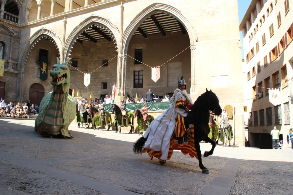 Vencimiento del dragón en la plaza de España de Alcañiz en el día de San Jorge.