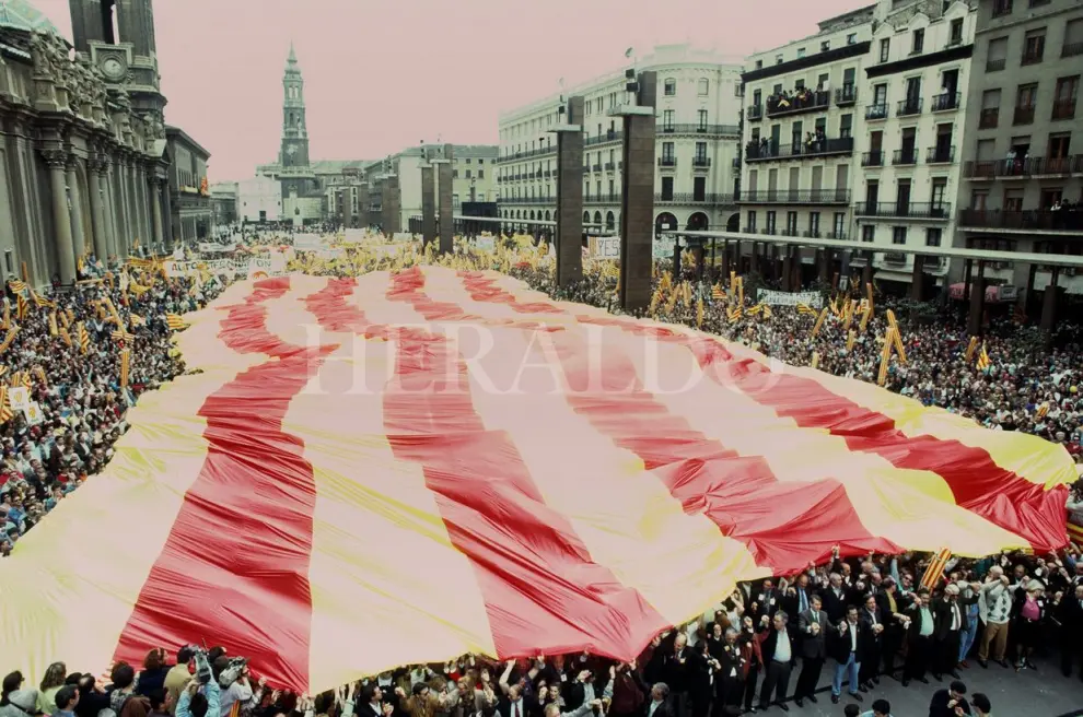 La multitud llegó a rebosar la plaza del Pilar de Zaragoza. En la imagen, una enorme bandera de Aragón de 3.000 metros cuadrados se desplegó en la plaza del Pilar.