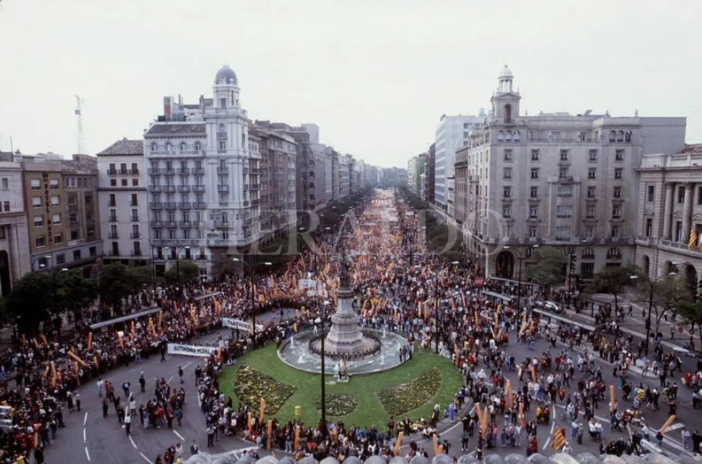Manifestación por la autonomía y contra el trasvase el 23 de abril de 1993 en la plaza de España de Zaragoza