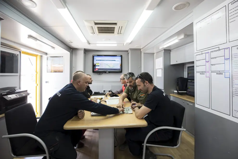 Una reunión en el puesto de mando avanzado instalado en Pina de Ebro.