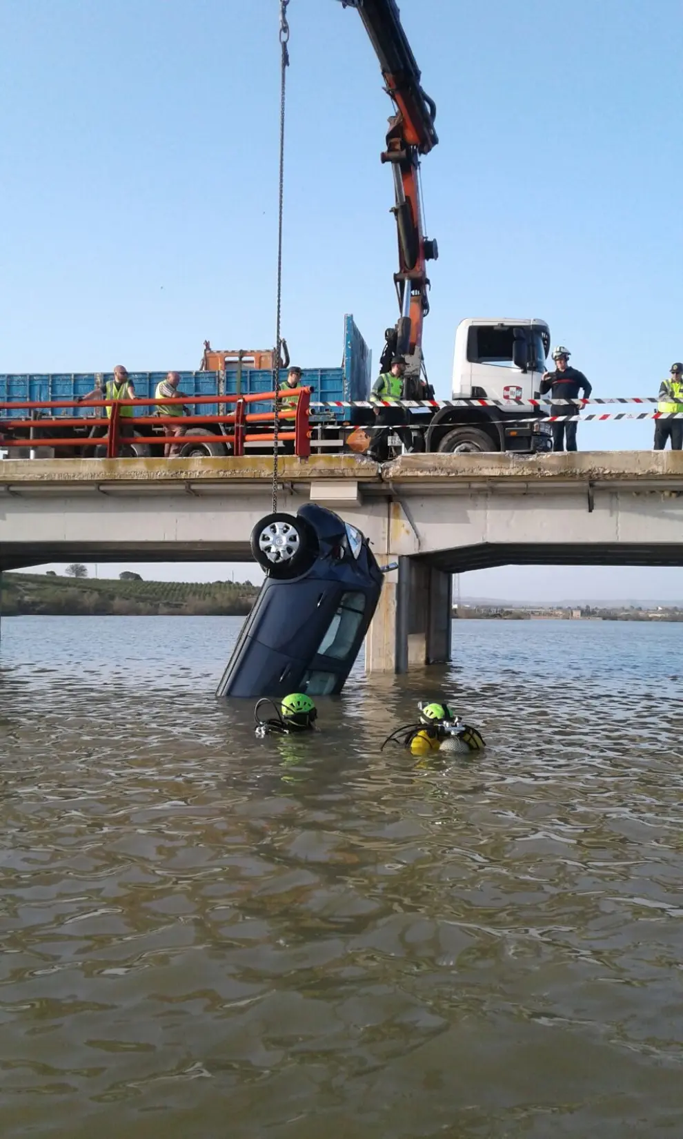 Efectivos de la Guardia Civil rescatan el coche que ha caído al río