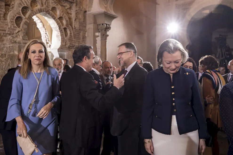 El presidente de la DPZ, Juan Antonio Sánchez Quero (izquierda) saluda al expresidente de Aragón Marcelino Iglesias. A la izquierda, María Teresa Lacruz, subdelegada del Gobierno en Huesca.