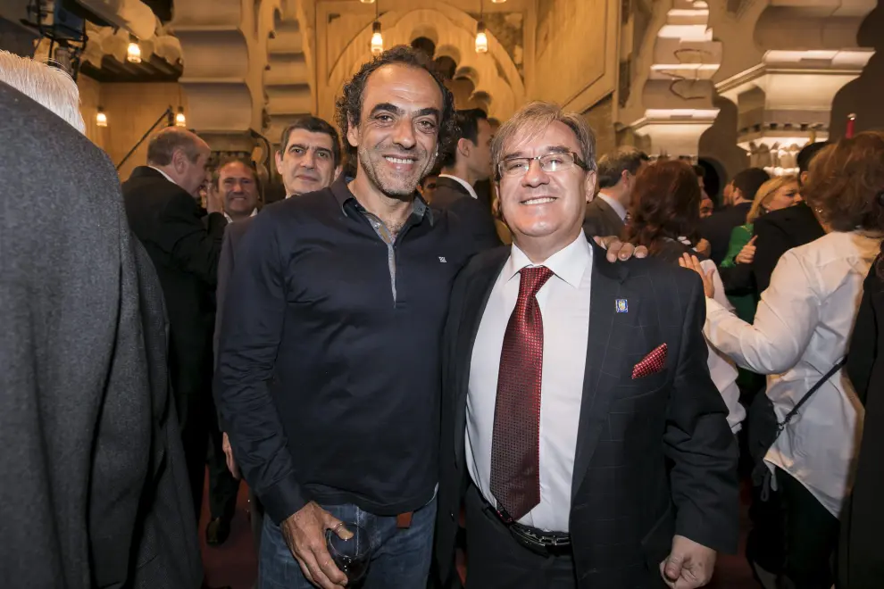 El escalador Carlos Pauner (izquierda), posa sonriente junto al nuevo Justicia de Aragón, Ángel Dolado, que se llevó muchas felicitaciones por su reciente nombramiento.