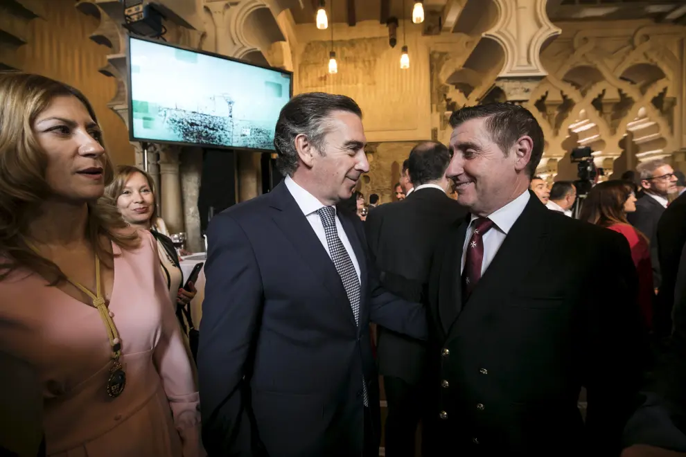 El presidente del PP Aragón, Luis María Beamonte, junto al alcalde de Villanueva de Sijena, Alfonso Salillas, con Mar Vaquero, secretaria general de los populares aragoneses.