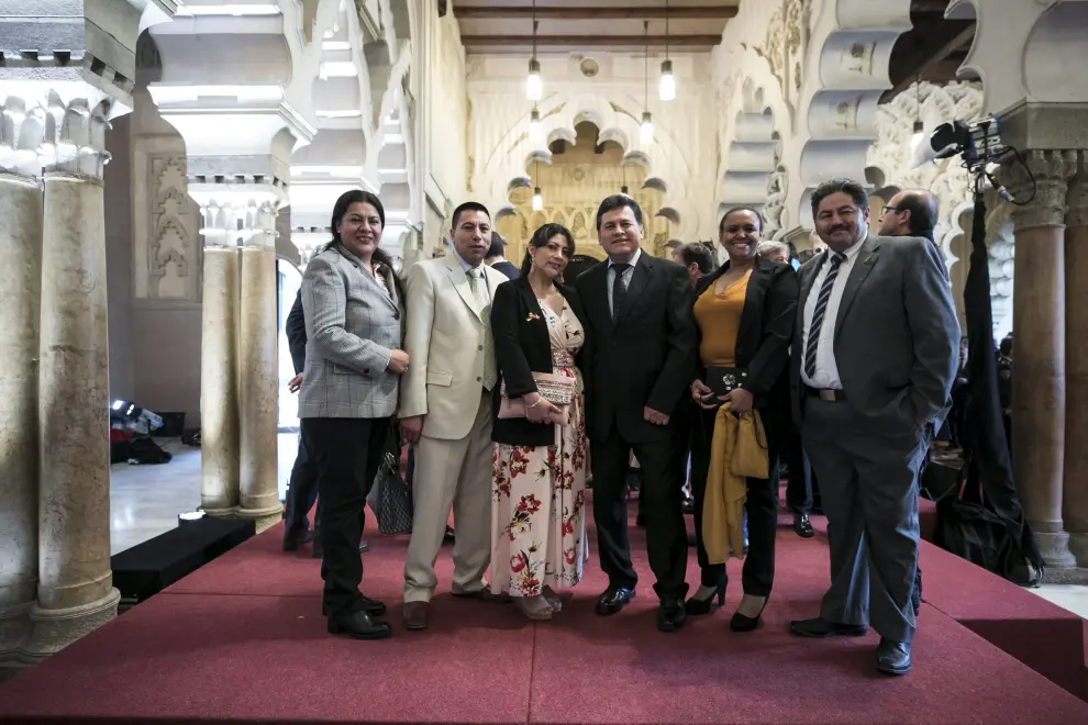 Los representantes de las asociaciones de bolivianos, ecuatorianos, mexicanos y dominicanos no perdieron la ocasión de fotografiarse en el escenario del patio de Santa Isabel.
