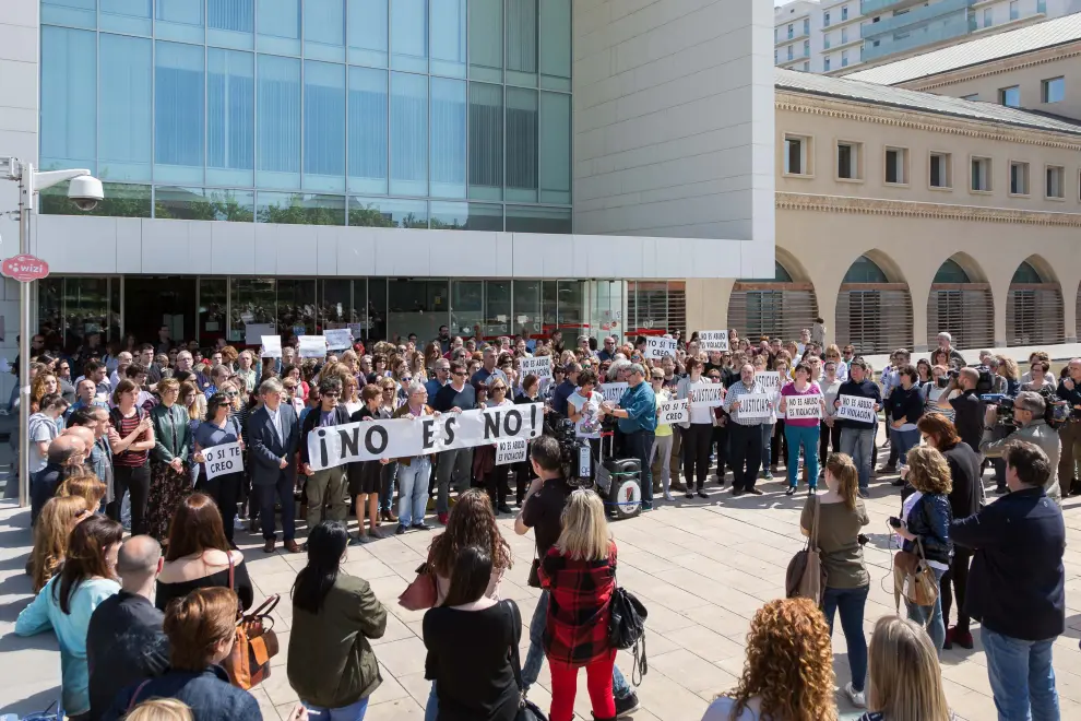 Concentración en Zaragoza de trabajadores municipales contra la sentencia a los miembros de La Manada