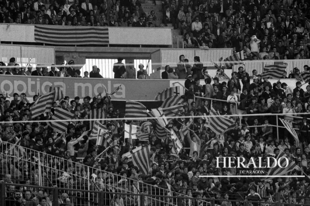 La afición entusiasmada con banderas y distintivos aragonesistas celebrando el ascenso del Real Zaragoza en el Día de San Jorge de 1978. El Zaragoza ganó al Alavés por 1-0 y subió matemáticamente a Primera División en un irrepetible 23 de abril cargado de simbolismo.