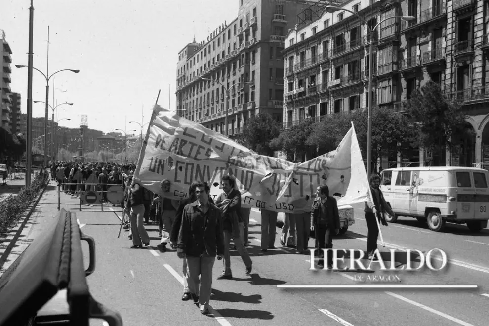 Varios miles de personas se manifestaron el 1 de mayo de 1978 por las calles de Zaragoza encabezados por los dirigentes de los sindicatos CC. OO., CSUT, UGT y USO y por los líderes de los partidos políticos.
