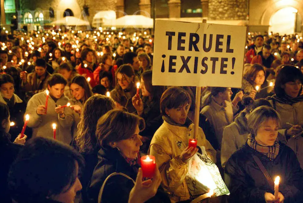 Concentración reivindicativa de Teruel Existe en Bruselas el 28 de noviembre de 2001. Teruel Existe llevó sus reivindicaciones hasta Bruselas para trasladar los problemas de la provincia a las instituciones europeas.