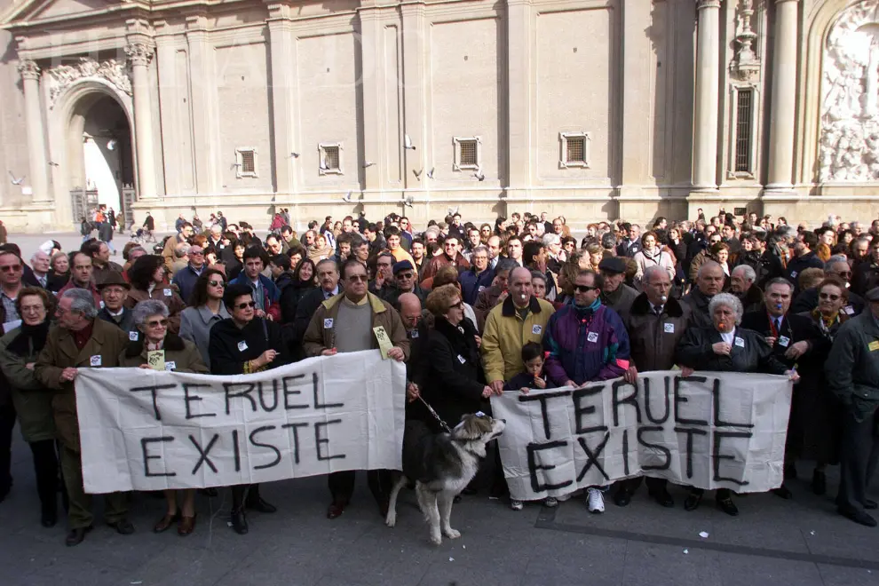 Concentraciones en toda la provincia el 6 de febrero de 2000 convocada por Teruel Existe. En la imagen, Zaragoza apoyando la protesta.