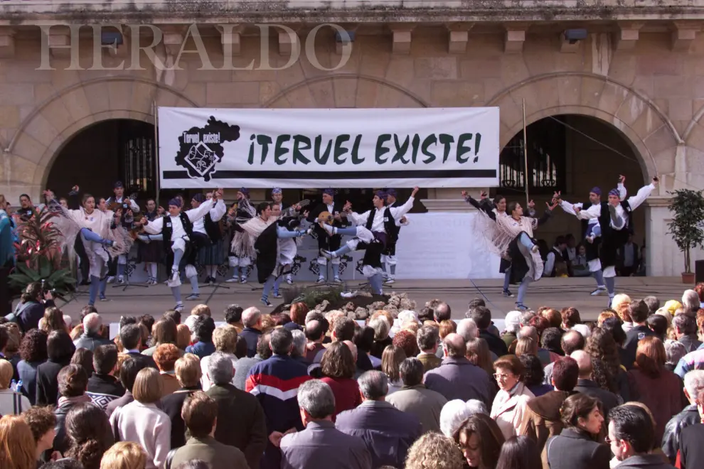 Concentraciones en toda la provincia de Teruel el 6 de febrero de 2000 convocada por Teruel Existe. En la imagen, Teruel capital.