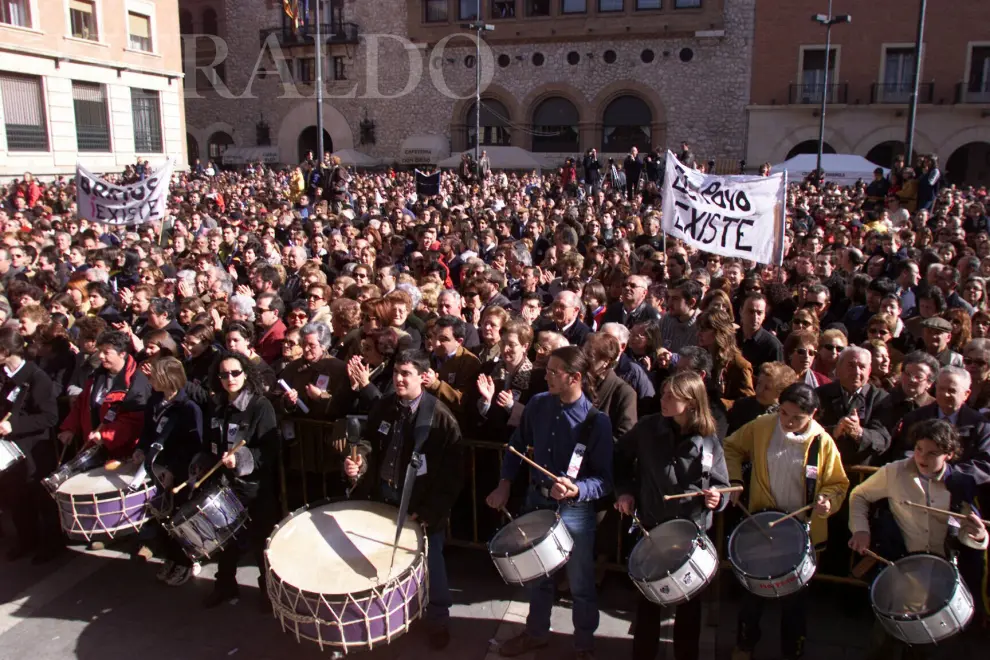 Concentraciones en toda la provincia de Teruel el 6 de febrero de 2000 convocada por Teruel Existe. En la imagen, los manifestantes en Teruel con pancartas representativas de los pueblos.