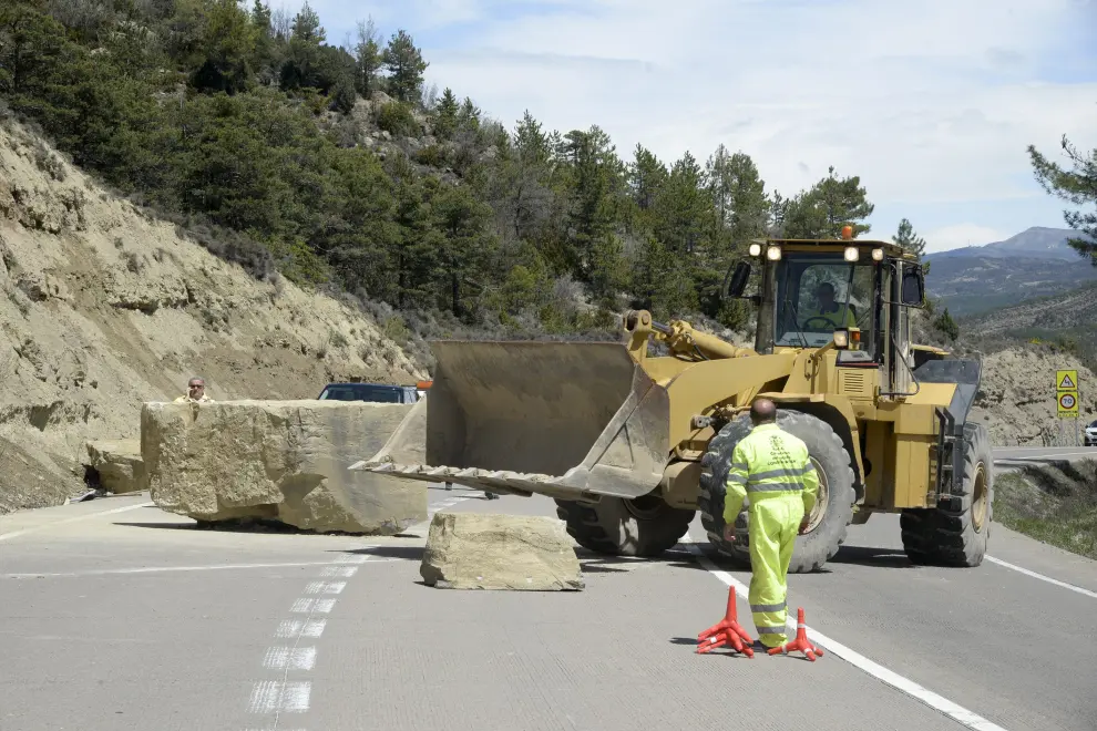La caída de una gran roca vuelve a interrumpir el tráfico en el Monrepós