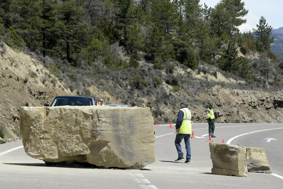La caída de una gran roca vuelve a interrumpir el tráfico en el Monrepós