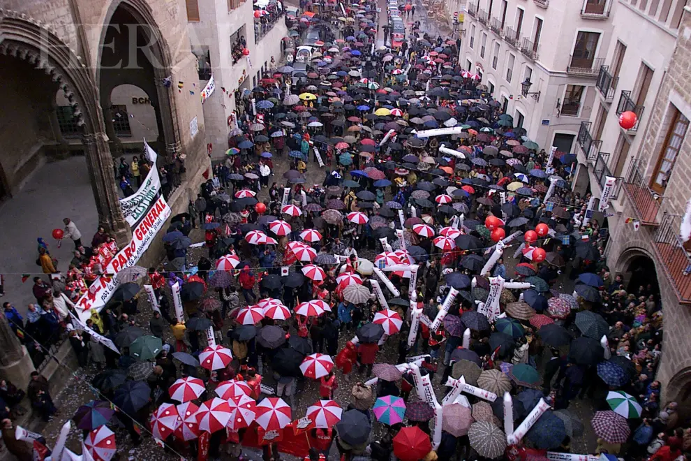 Huelga general: Teruel paró por su futuro en una jornada histórica para reclamar más inversiones el 29 de noviembre de 2000. En la imagen, la manifestación en Alcañiz.