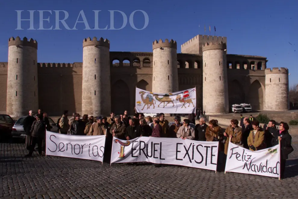 La coordinadora recién creada Teruel Existe se concentra ante el Palacio de la Aljafería en Zaragoza el 13 de diciembre de 1999.