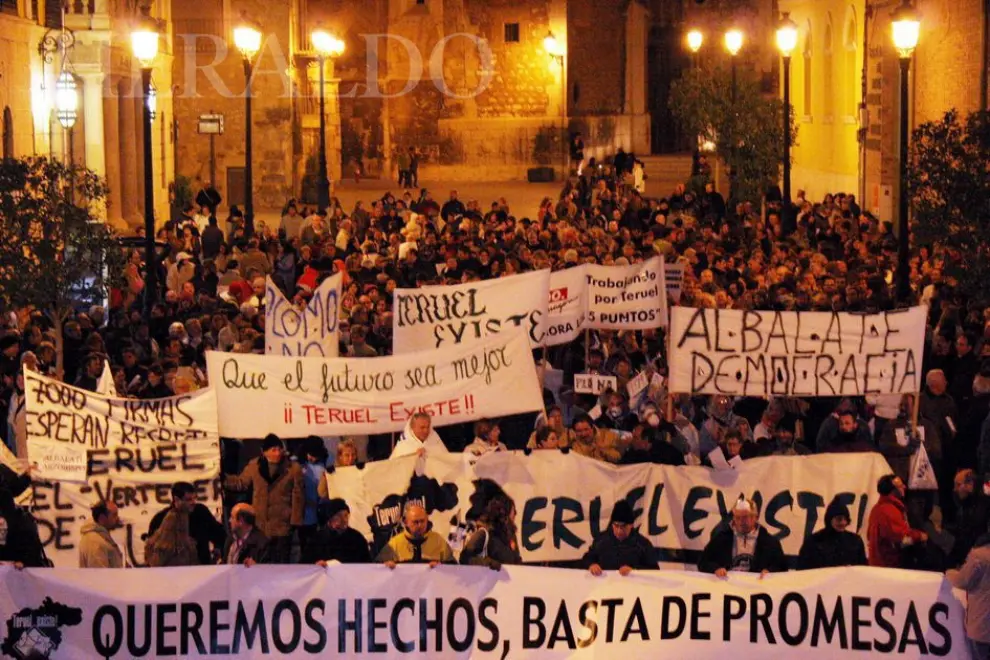 Manifestación de Teruel Existe el 24 de noviembre de 2005 por las insuficiencias del plan especial aprobado por el Gobierno.