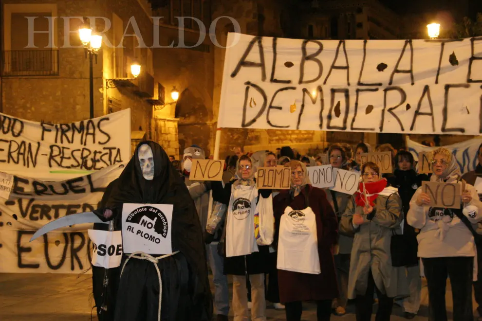 Manifestación de Teruel Existe el 24 de noviembre de 2005 por las insuficiencias del plan especial aprobado por el Gobierno.