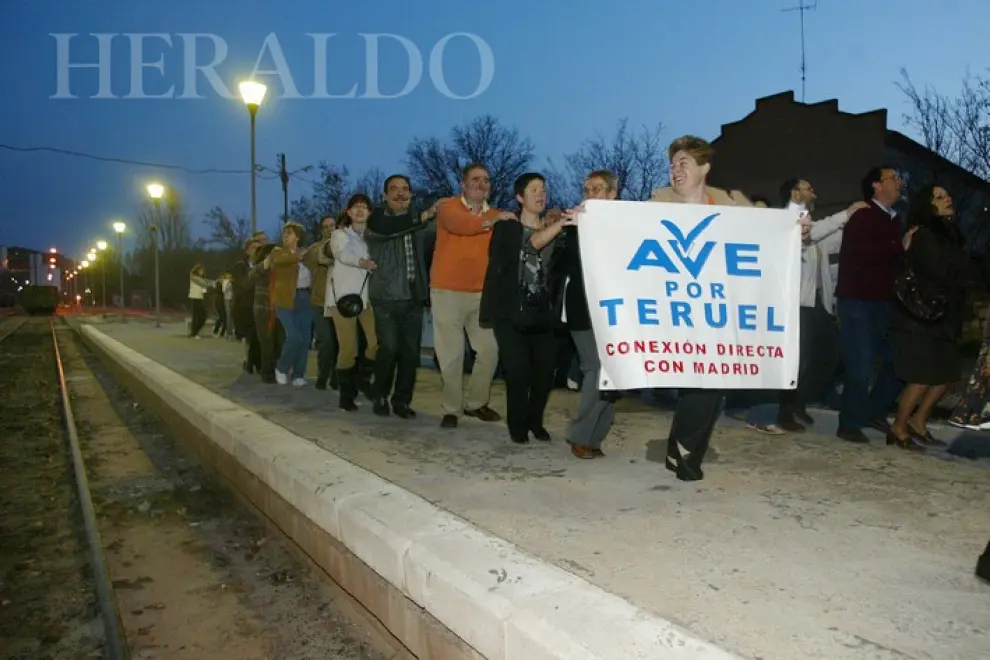 Manifestación de Teruel Existe el 19 de abril de 2007 para protestar por el cierre de la línea Teruel-Zaragoza en los meses de verano.