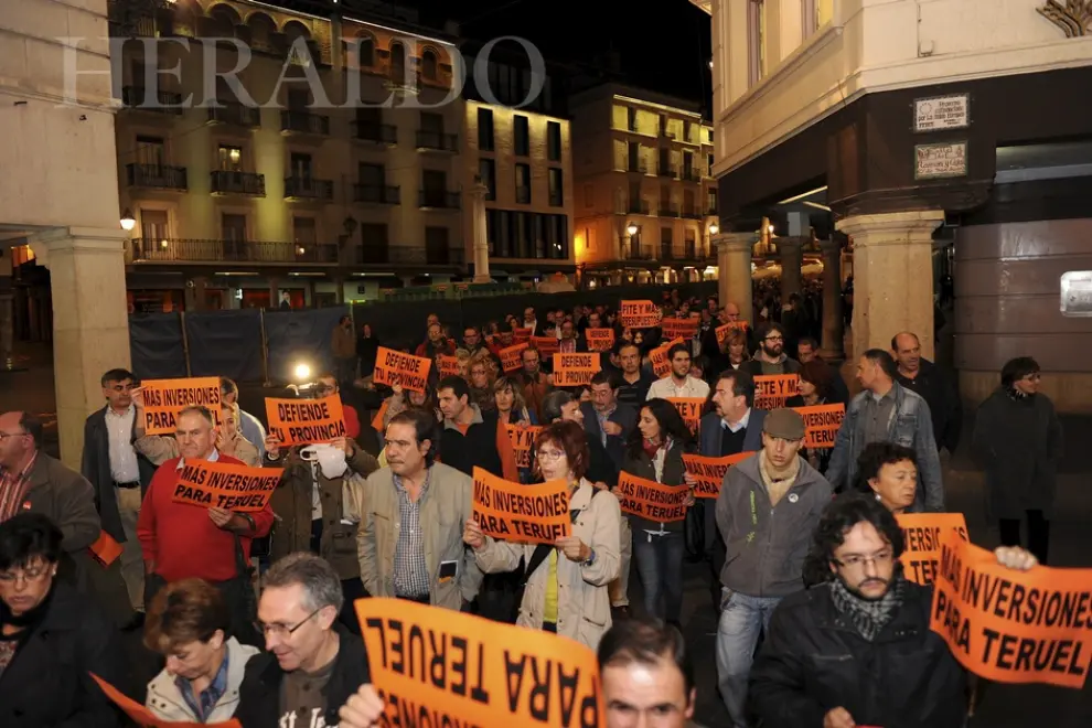 Manifestación silenciosa de Teruel Existe por las calles del Centro Histórico el 25 de octubre de 2012 para pedir más inversiones destinadas a la provincia en los Presupuestos Generales del Estado de 2013.