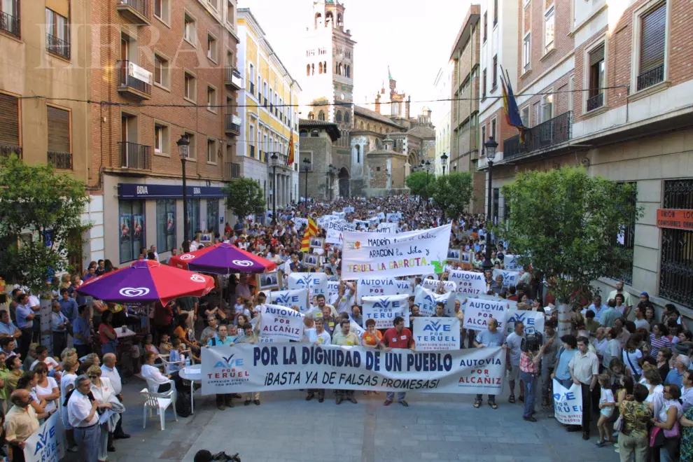 Manifestación en Teruel el 7 de julio de 2004 para reclamar el AVE a José Luis Rodríguez Zapatero.
